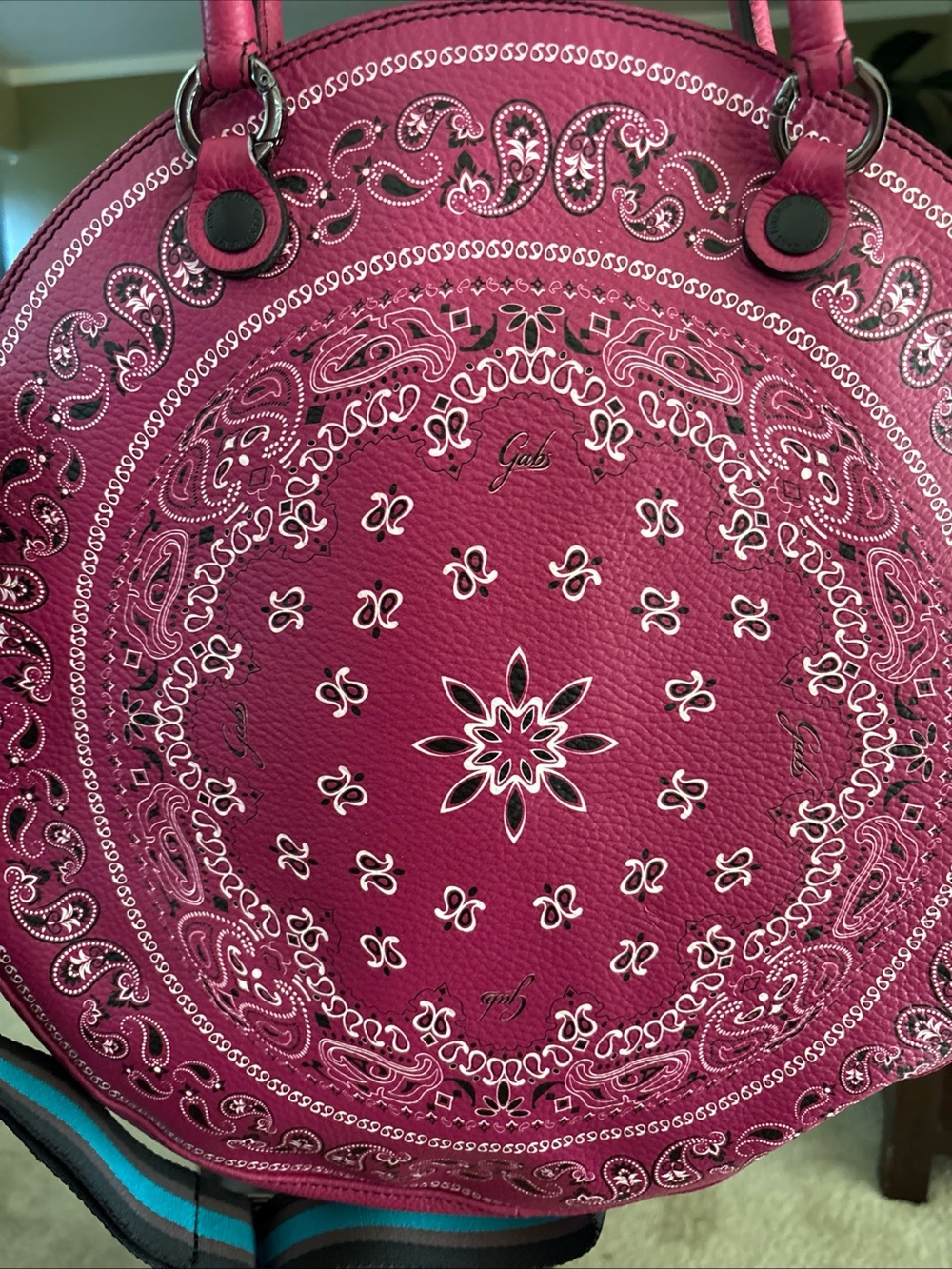 Gabs Giround TG Bandana
Ruga Shoulderbag